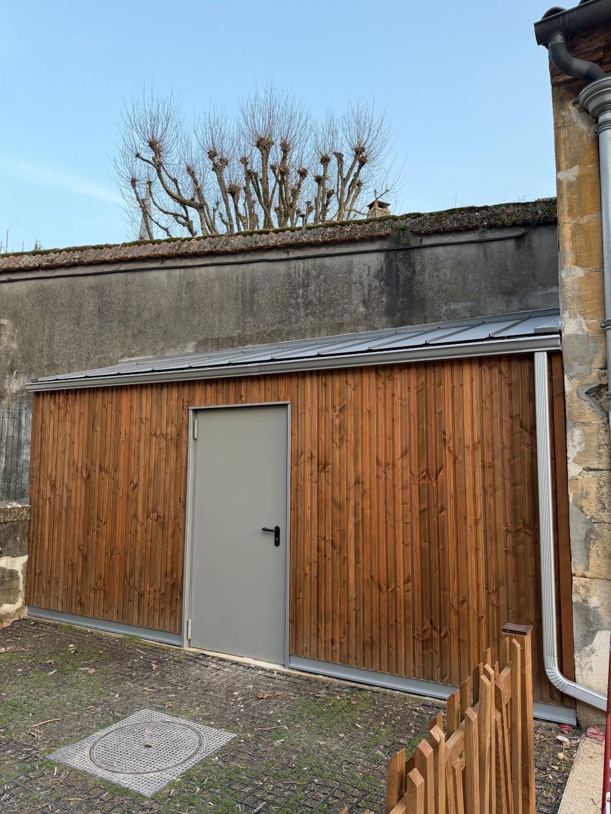 Carport et terrasse extérieure