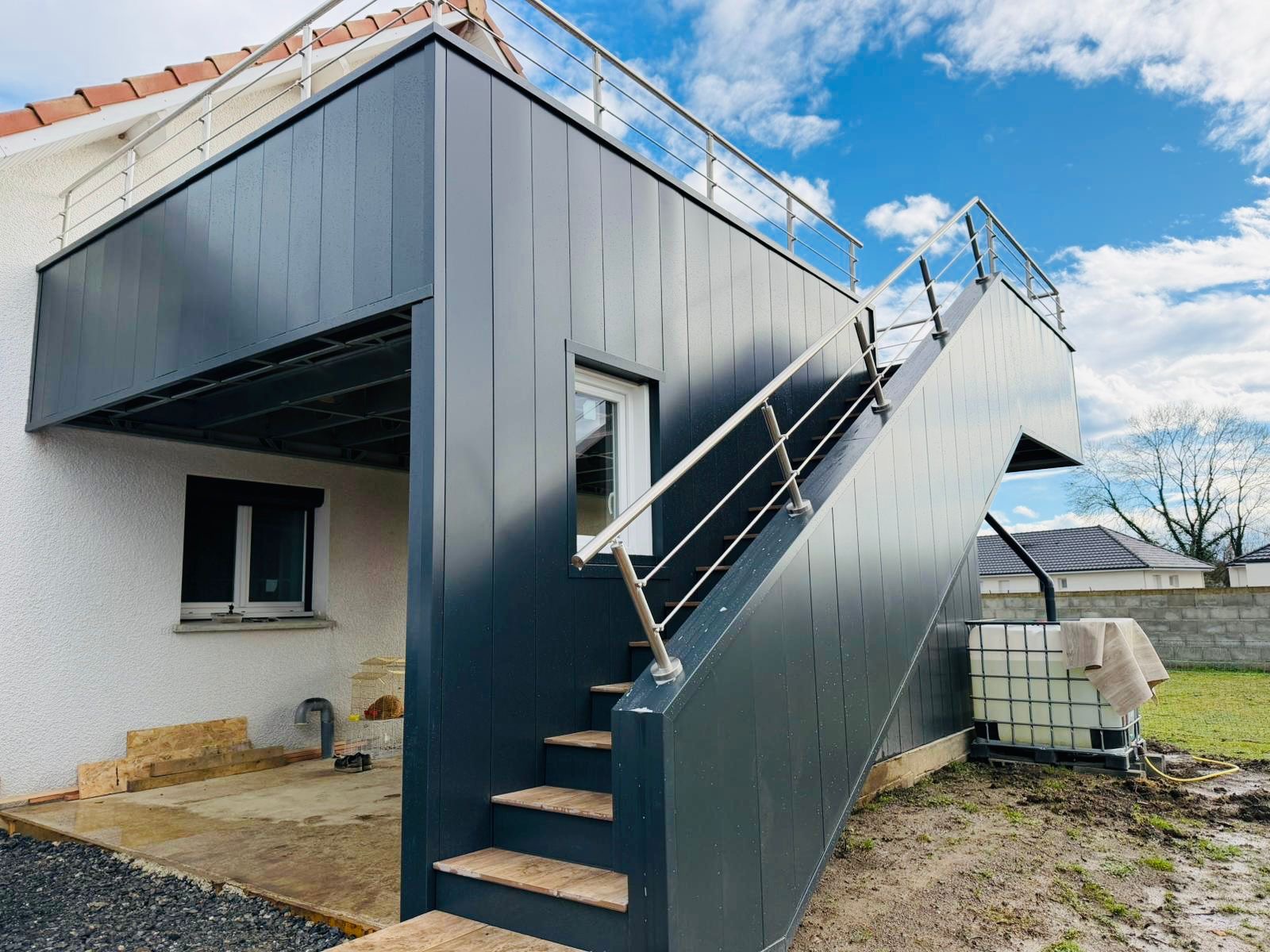 Carport et terrasse extérieure